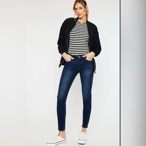 Kancan. Women's Mid Rise Super Skinny in Dark Blue. Size 26.